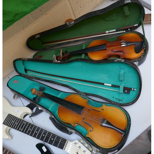 557 - 2 violins in cases