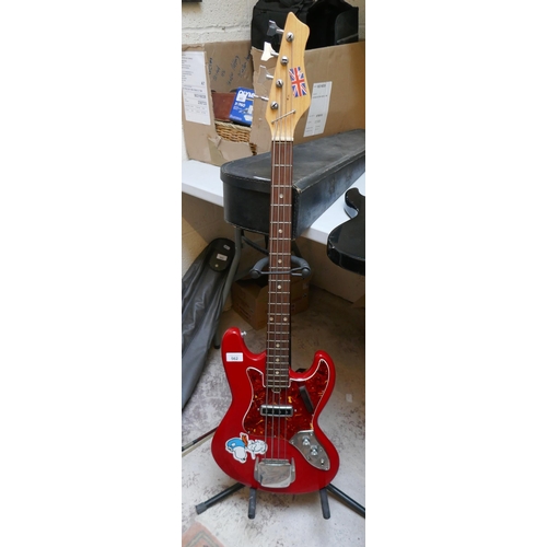 562 - Electric bass guitar