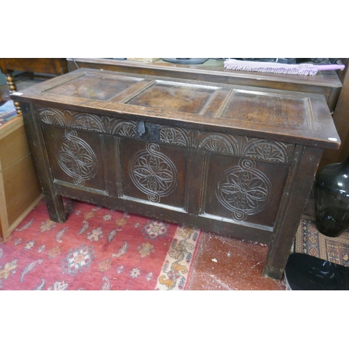 591 - Early 3 panel oak coffer - Approx size: W: 133cm D: 56cm H: 72cm