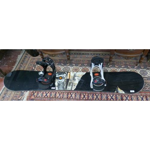 599 - Snowboard with bindings