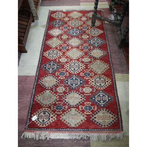 626 - Red patterned rug - Approx size: 92cm x 192cm