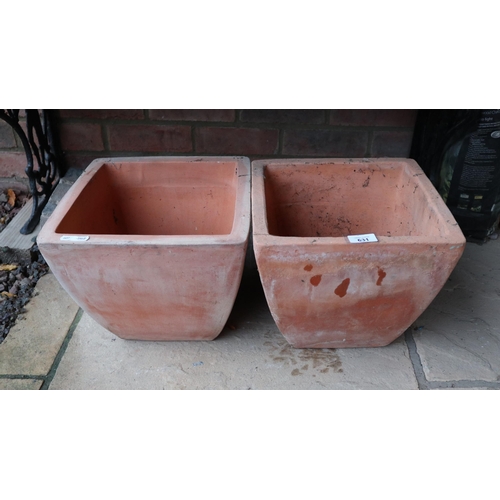 631 - 2 terracotta pots