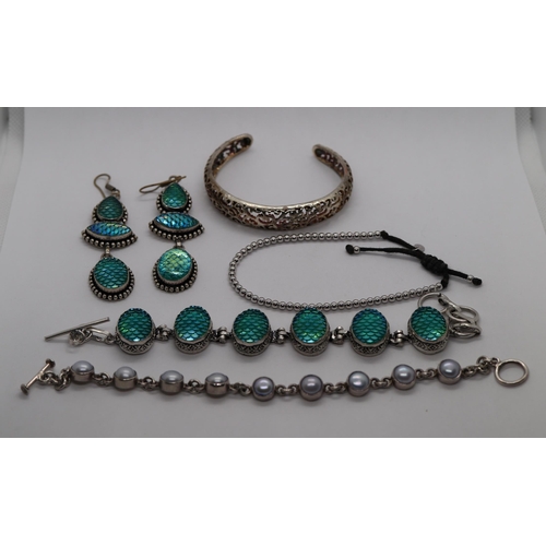 65 - Collection of silver jewellery to include bracelets