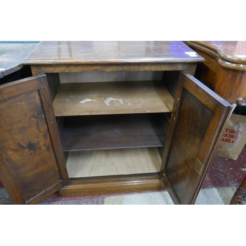 282 - Small oak cabinet - Approx size: W: 61cm D: 35cm H: 75cm