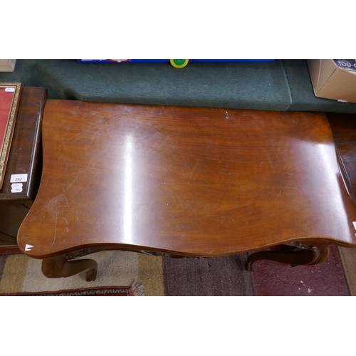 286 - Mahogany tea table with pull out rear legs