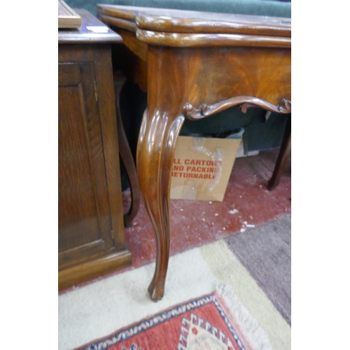 286 - Mahogany tea table with pull out rear legs