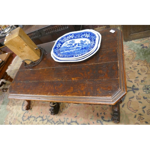 388 - Fine Victorian carved oak centre table on dolphin feet - Approx size: W: 98cm D: 64cm H: 75cm