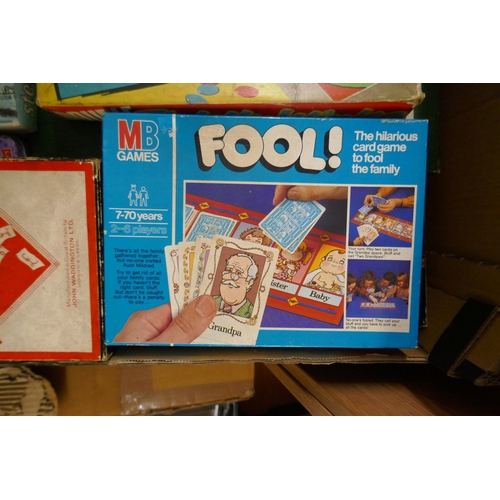 411 - Good collection of vintage games to include 1940s Monopoly