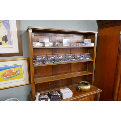 460 - Oak dresser with secret lockable compartment to rear - Approx size: W: 127cm D: 54cm H: 185cm