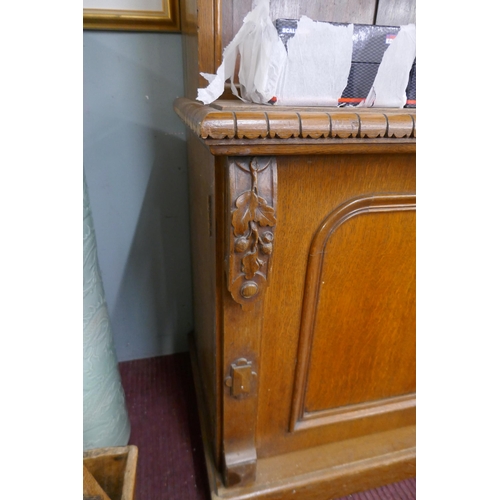 460 - Oak dresser with secret lockable compartment to rear - Approx size: W: 127cm D: 54cm H: 185cm