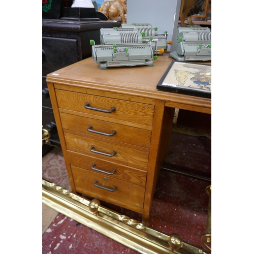 495 - Mid century oak desk - Approx size: W: 122cm D: 60cm H: 73cm