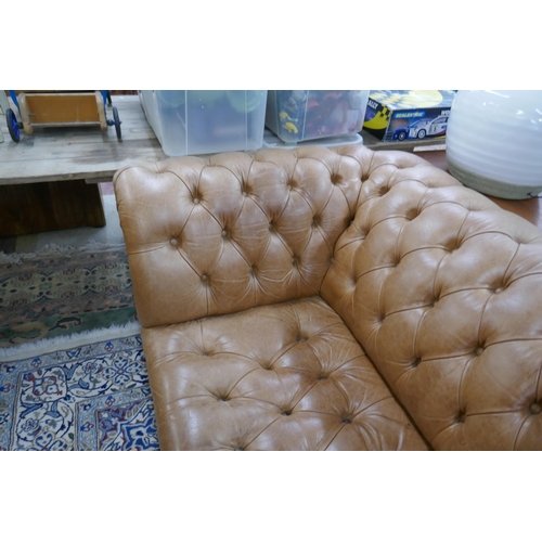 521 - 3 seater tan leather Chesterfield sofa - Approx length: 224cm