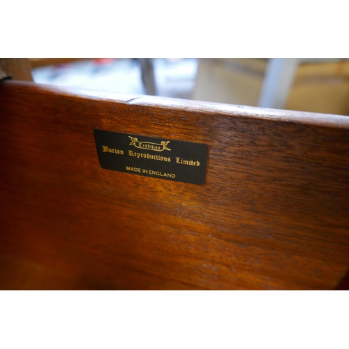 540 - Mahogany bow front chest of drawers - Approx size: W: 77cm D: 50cm H: 82cm