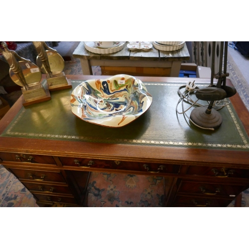 544 - Mahogany pedestal desk - Approx size: W: 123cm D: 63cm H: 77cm