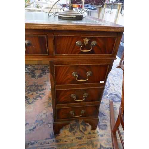 544 - Mahogany pedestal desk - Approx size: W: 123cm D: 63cm H: 77cm