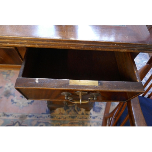 544 - Mahogany pedestal desk - Approx size: W: 123cm D: 63cm H: 77cm