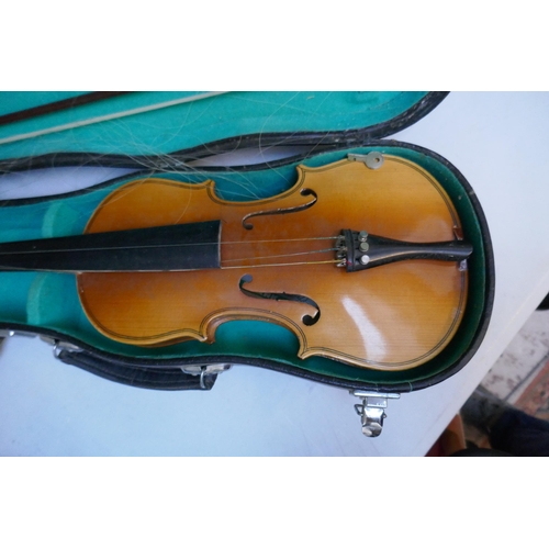 557 - 2 violins in cases