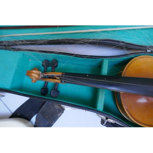 557 - 2 violins in cases