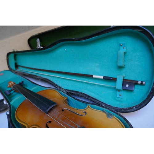 557 - 2 violins in cases