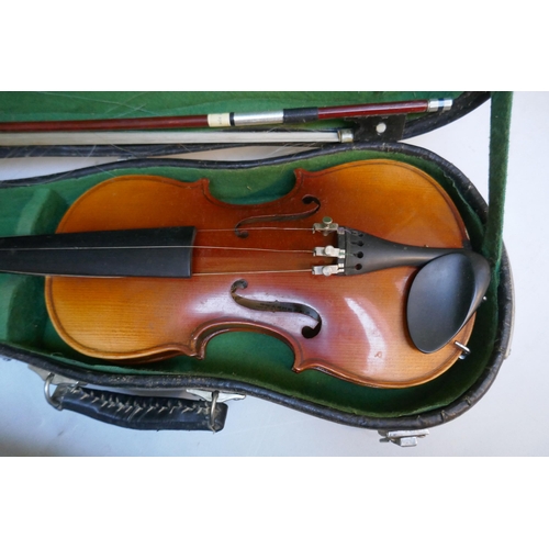 557 - 2 violins in cases