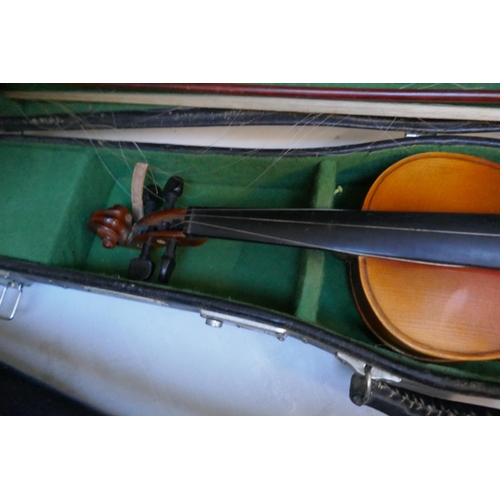 557 - 2 violins in cases