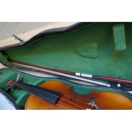 557 - 2 violins in cases