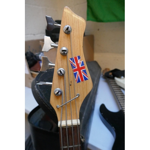 562 - Electric bass guitar