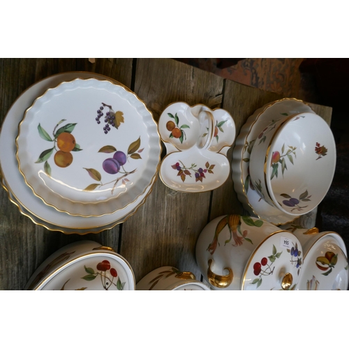 584 - Large collection of Royal Worcester Evesham pattern to include boxed cutlery