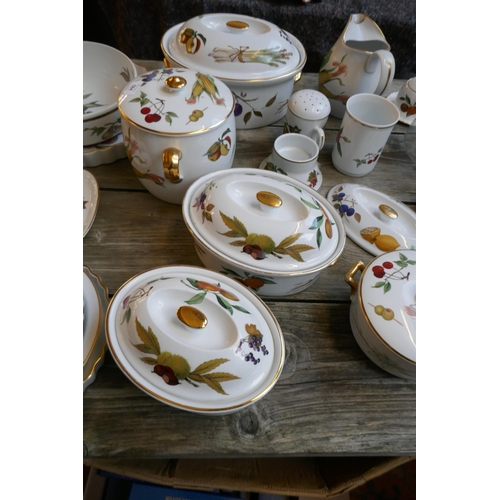 584 - Large collection of Royal Worcester Evesham pattern to include boxed cutlery