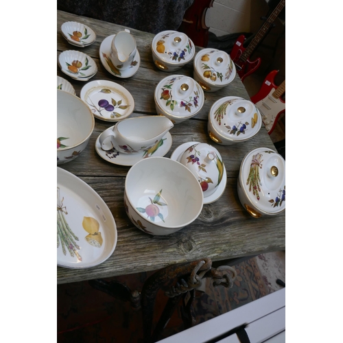 584 - Large collection of Royal Worcester Evesham pattern to include boxed cutlery