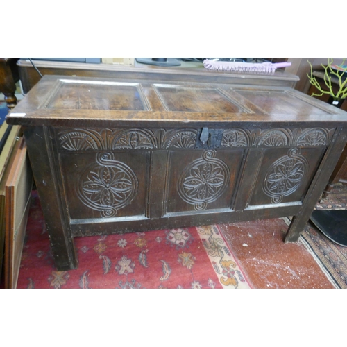 591 - Early 3 panel oak coffer - Approx size: W: 133cm D: 56cm H: 72cm