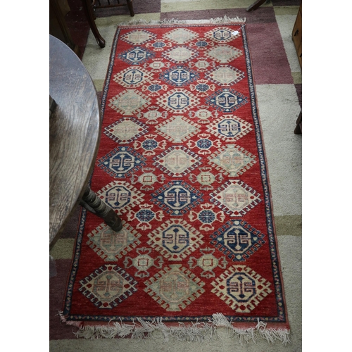 626 - Red patterned rug - Approx size: 92cm x 192cm