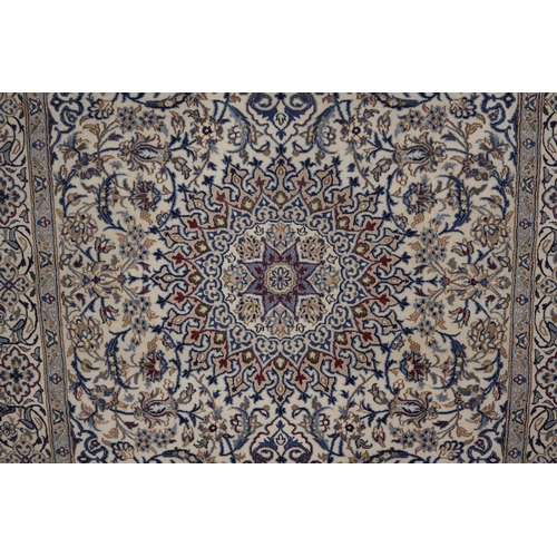 627 - Persian style carpet - Approx size: 300cm x 196cm