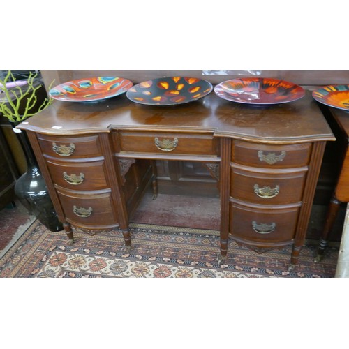 596 - Mahogany pedestal desk - Approx size: W: 130cm D: 61cm H: 76cm