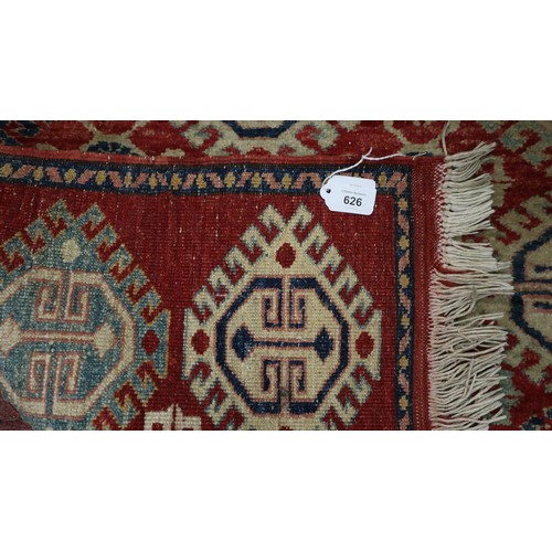 626 - Red patterned rug - Approx size: 92cm x 192cm