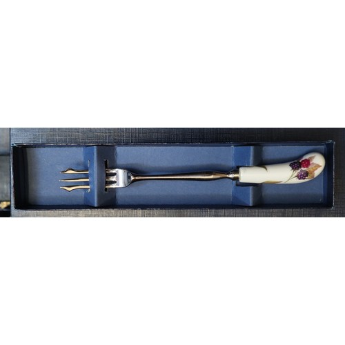 584 - Large collection of Royal Worcester Evesham pattern to include boxed cutlery