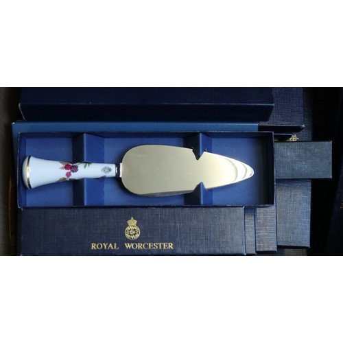 584 - Large collection of Royal Worcester Evesham pattern to include boxed cutlery