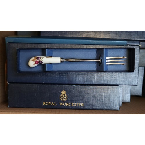 584 - Large collection of Royal Worcester Evesham pattern to include boxed cutlery