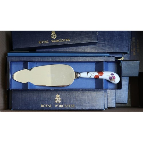 584 - Large collection of Royal Worcester Evesham pattern to include boxed cutlery