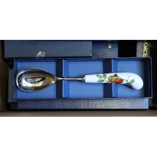 584 - Large collection of Royal Worcester Evesham pattern to include boxed cutlery