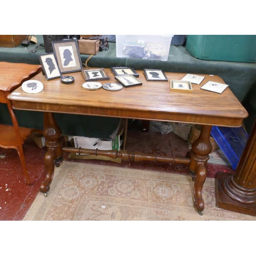 289 - Antique mahogany centre table - Approx size: W: 121cm D: 60cm H: 74cm