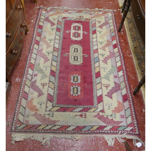 511 - Red patterned rug - Approx size: 200cm x 118cm