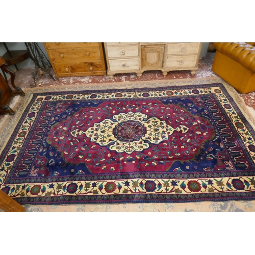 513 - Large red patterned rug - Approx size: 330cm x 190cm