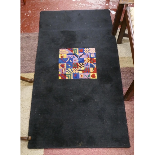 515 - Black abstract rug - Approx size: 138cm x 71cm