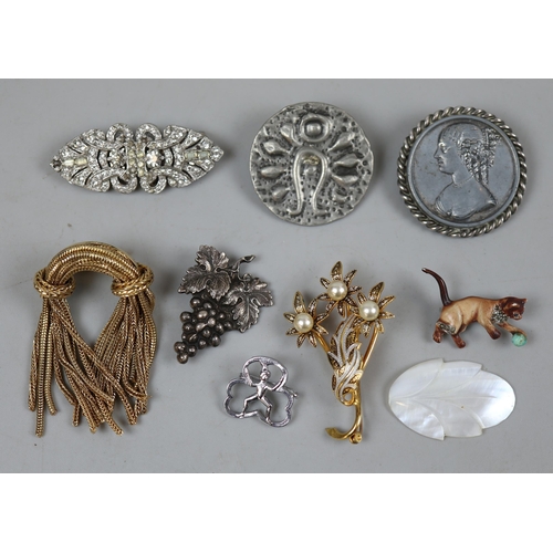 70 - Collection of brooches
