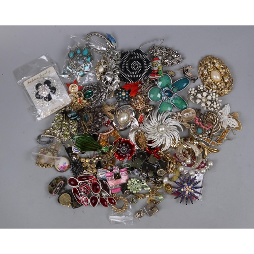 74 - Collection of brooches