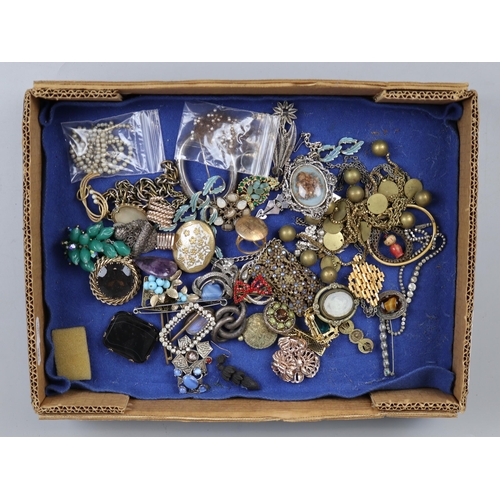 88 - Collection of costume jewellery to include brooches etc