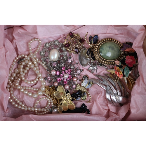 89 - Collection of costume jewellery