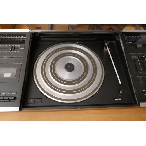 372 - Bang and Olufsen vintage hi-fi Beocentre 2002 together with speakers