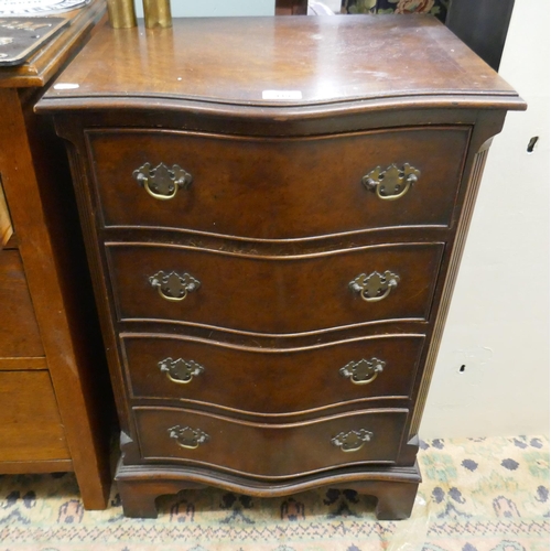419 - Small mahogany chest of 4 drawers - Approx size: W: 50cm D: 39cm H: 76cm